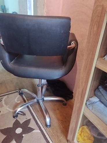 manikur kreslo: Salon kreslosu – qara rəng, QİYMƏTİ 45m. yumşaq süni dəri oturacaq və — 1