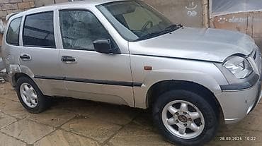 maşın satışı kredit: Chevrolet Niva, gümüş rəng, 5 qapılı SUV. Əsas xüsusiyyətlər: - — 2