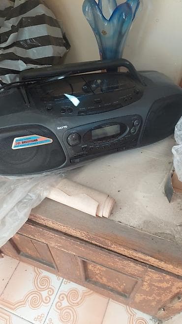 Sanyo portativ musiqi mərkəzi/boombox Xüsusiyyətlər: - İnteqrə