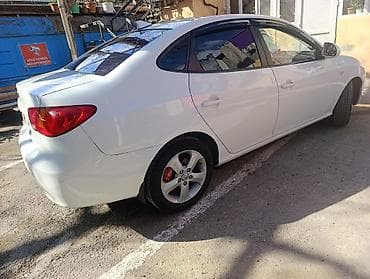 Hyundai Elantra sedan – ağ rəng Xüsusiyyətlər: - Korpus: 4 qapılı — 4