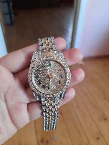 irshad telecom is saatlari: Bəzəkli kvars mexanizmli, dairəvi formalı kristal saat. Roma rəqəmləri — 3