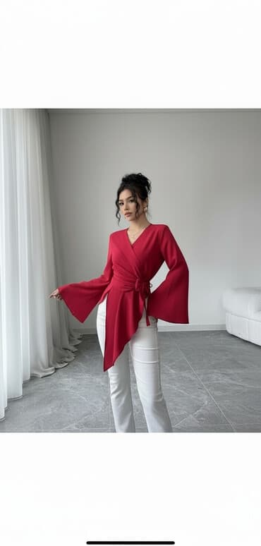qadın koftaları: Qırmızı rəngdə şık qadın bluzu - Dizayn: V-yaxalı, öndən kəsişən — 1