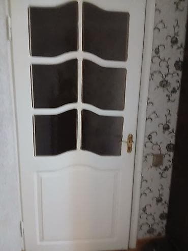 Ağ rəngli otaq qapısı – şüşəli klassik model. - Material: ağ rəngdə