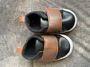 Uşaq üçün yumşaq altlıqlı ayaqqabı - Rəng: qara üst, ağ kənarlar