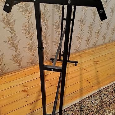 Konteynerlər: Metal paltar asqısı və qatlanan masaj/estetik masası dəsti - Geyim — 2