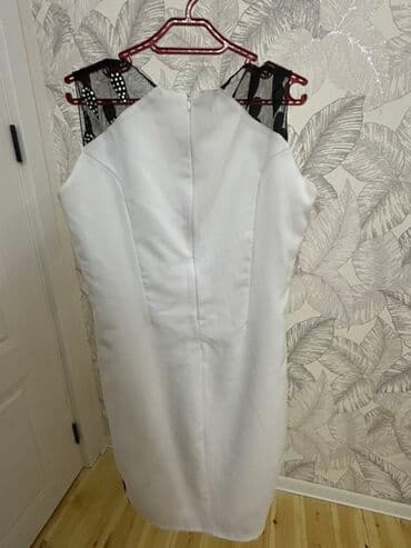 a klas: Ağ rəngli, dizə qədər uzunluqda qolsuz paltar. Yuxarı hissədə çiyinlər — 3