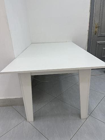 Ağ rəngli masa - Minimalist dizayn: düz, geniş üst səth və dördbucaq