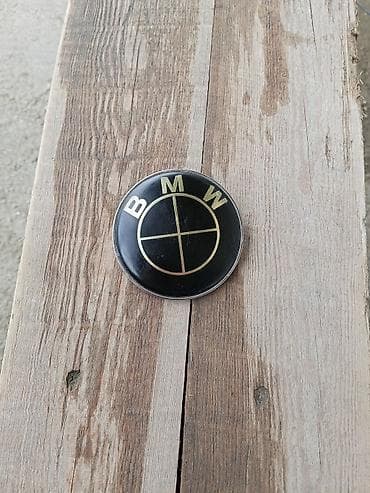 Şin və təkərlər: BMW kapotu üçün nişan/emblem - Rəng: qara fonda qızılı konturlar və — 1
