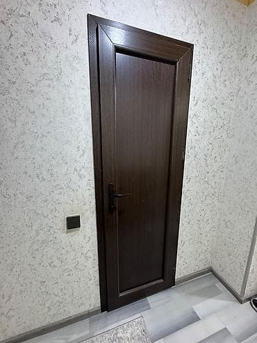 qoz: Daxili qapı – tünd qəhvəyi rəng, klassik panel dizaynı - Material — 1