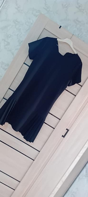 ayaqqab: Qara rəngdə qadın paltarı - Dizayn: Sadə və zərif siluet, qısaqol — 3