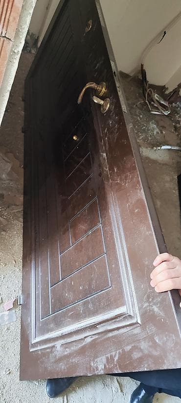 qapi: Metall giriş qapısı – tünd qəhvəyi rəng, dekorativ panellə. Texniki — 2