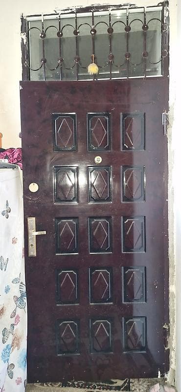 giris qapilari: Dəmir giriş qapısı və üst şüşə-lüminum barmaqlıq pəncərə hissəsi - — 1