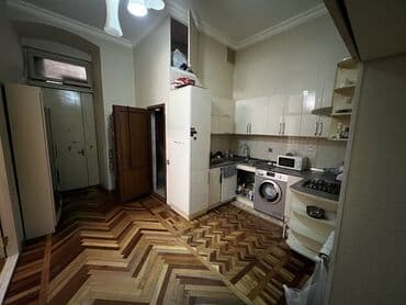 9 mkr kohne binalar: Mərkəzdə yerləşən küçə səviyyəli obyekt/menzil. Tarixi binanın birinci — 4