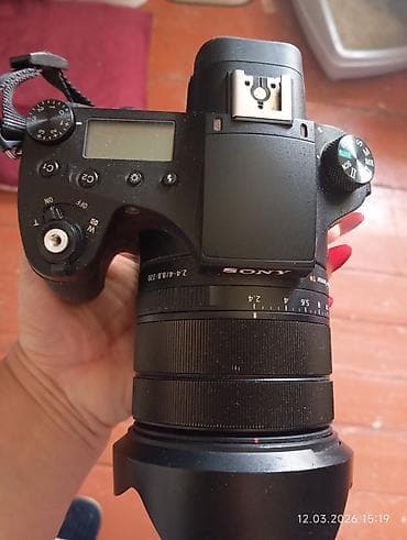 Sony A-mount güzgüsüz fotoaparat və universal zum obyektiv dəsti -