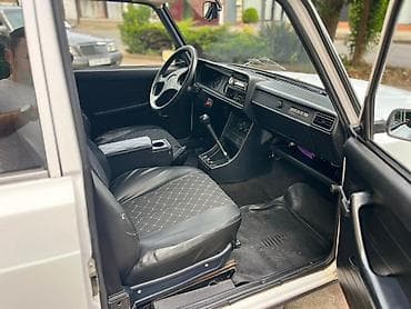 teker 20: VAZ 2107 sedan – klassik ağ rəngdə, 4 qapılı. Xüsusiyyətlər: - Kuzov — 5