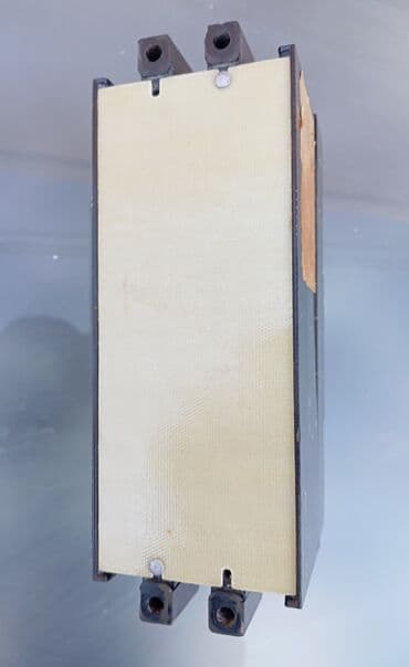 nol faza matorlar: Avtomatik açarın AE 2056 M-1 00-00 V3 A modelidir. 660 V-da işləyir — 4