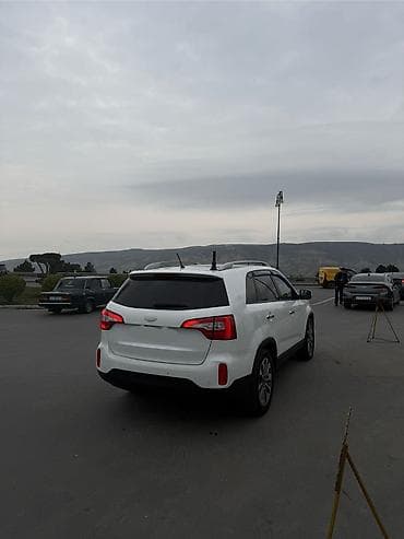 kia fara: Ağ rəngli şəhər-krossover/SUV Xarici: - Ağ kuzov, qara elementlərlə — 2