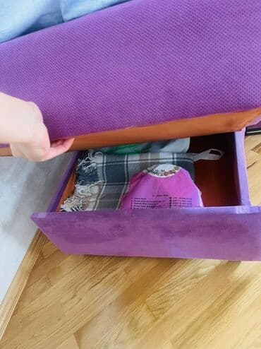 Kreslo-kravat, Parça