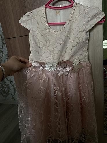 Bayram kostyumları: Qız uşağı üçün zərif şənlik paltarı
Söküyü cırığı yoxdur — 1