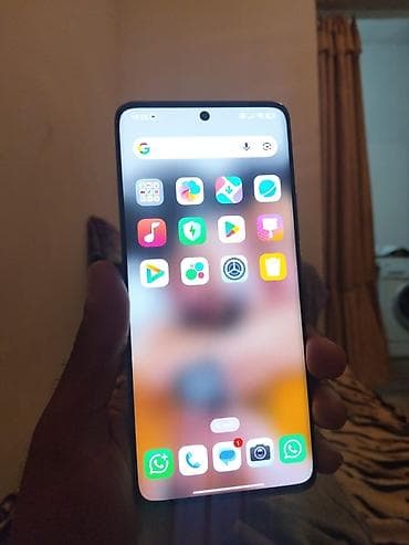 dell latitude: Redmi 5G smartfon - Arxa tərəfdə dörd modullu kamera bloku - Öndə — 3