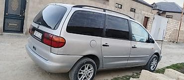 yan guzguler: Volkswagen Sharan miniven - Kuzov: gümüşü rəng, 5 qapı, relslərlə dam — 4