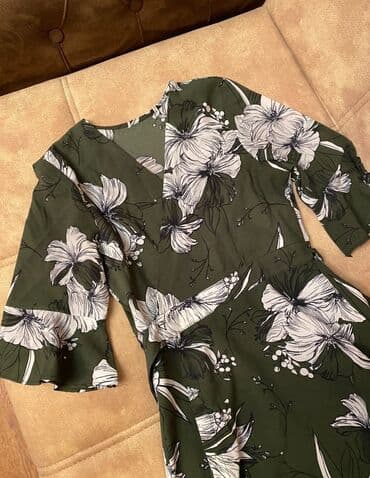 Zərif, zeytun rəngli, çiçək naxışlı don. V-şəkilli yaxası və qolları