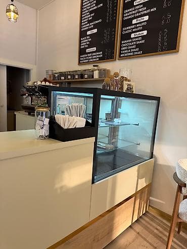 İstehsal avadanlığı: Vitrin soyuducu 2 ay islenib olcub1.40 hündürlüy uzunlugu 1.10 — 1