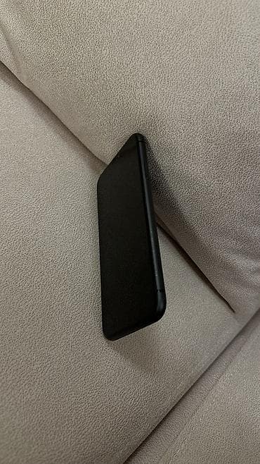 apple 12: IPhone 11, 64 GB, Qara, Face ID — 5