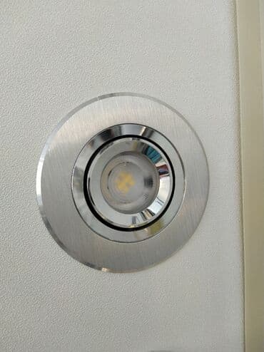 Gümüşü rəngli, dairəvi LED spot işıq. Bu işıq evdə və ya ofisdə