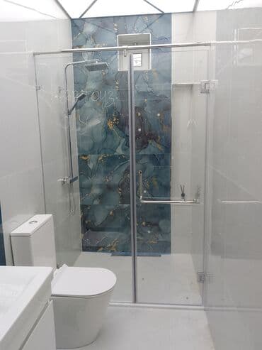 Şüşə duş kabinəsi, müasir vanna otağı üçün nəzərdə tutulmuşdur. Şüşə