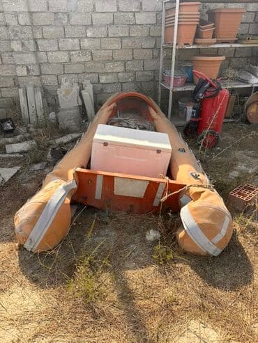 Portativ rezin qayıq dayanıqlı materialdan hazırlanıb və narıncı