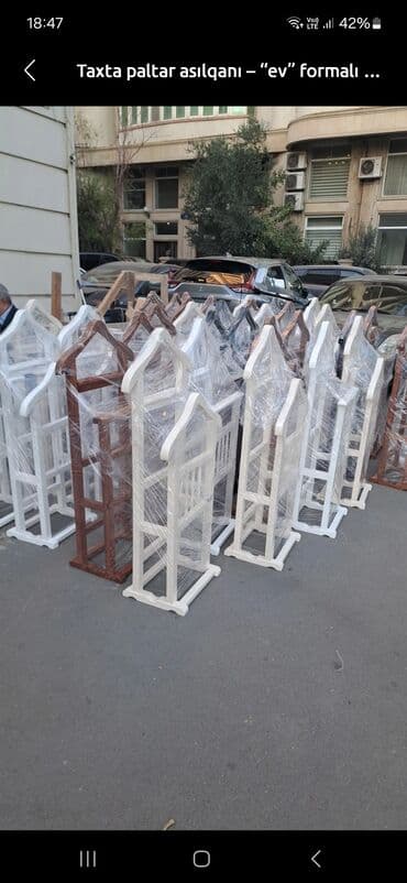 paltar aslan: Bu, paltarların səliqəli saxlanması üçün nəzərdə tutulmuş taxta — 10