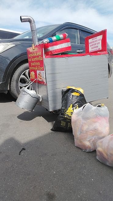 et ceken masin: Küçə ticarəti üçün mobil hot‑doq və piroşki arabası - İki təkərli — 2