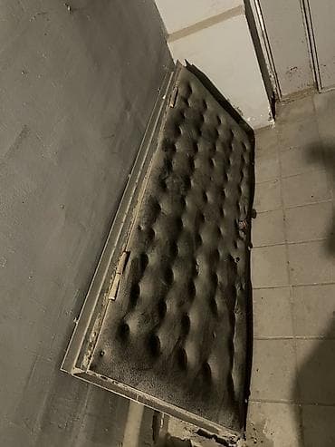 Divar kağızları, oboy: Metal çərçivəli köhnə giriş qapısı - Material: polad/metal çərçivə — 1