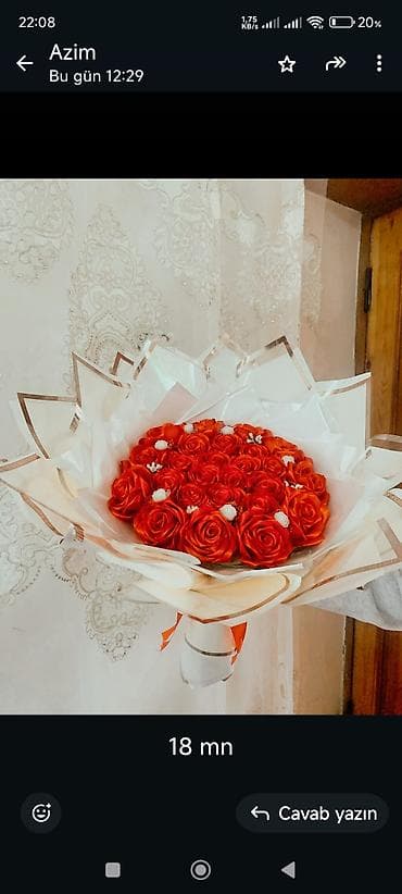 xarı bülbül gülü: Qırmızı güllərdən ibarət buket - Tərkib: Sıx kompozisiyada düzülmüş — 1