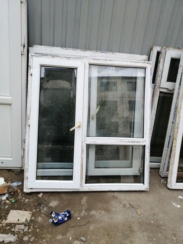 plastik pəncərə şəbəkə: Ağ rəngdə plastik pəncərə. Bu pəncərə, müxtəlif layihələrdə istifadə — 1