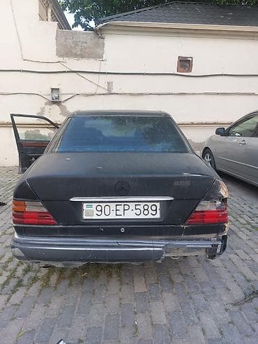 s guzgulər: Mercedes-Benz W124 sedan, qara rəng. Klassik 4 qapılı kuzov, polad — 8