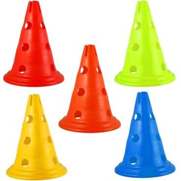 i̇dman aləti: Konuslar. Fərqli konuslar, maneələr, çubuqlar, baryerlər və s. var — 2