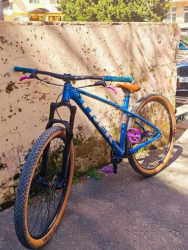 velasbet: Trek hardtail dağ velosipedi - Gövdə: yüngül alüminium, mavi rəngdə — 9