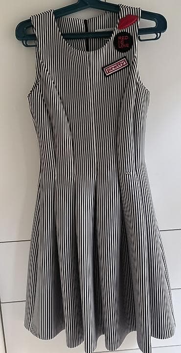 libas: Zolaqlı qara-ağ don - Dizayn: Dikey incə zolaqlar, beldən açılan ətək — 1