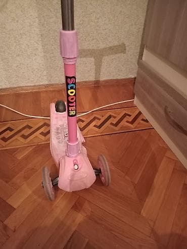 cube velo: Uşaq skuterı – 3 təkərli, çəhrayı rəng - Ön tərəfdə iki təkər, arxada — 1