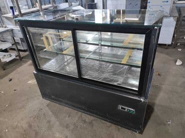 Konteynerlər: Qara rəngdə, şüşə vitrinli soyuducu dolab. İçərisində məhsulları — 2
