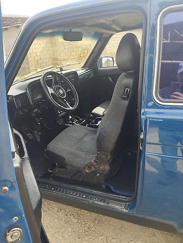 Lada Niva 4x4, mavi rəng, 3 qapılı kuzov. Xüsusiyyətlər: - Tam — 5