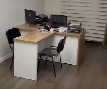 kompüter oturacağı: Ofis mebeli dəsti - L formalı iş masası: açıq palıd tonlu üst səth — 2