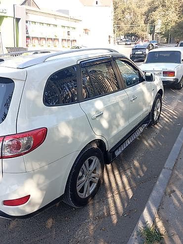 santa fe hyundai: Hyundai Santa Fe – ağ rəngli, 4WD krossover/SUV. Əsas xüsusiyyətlər — 9
