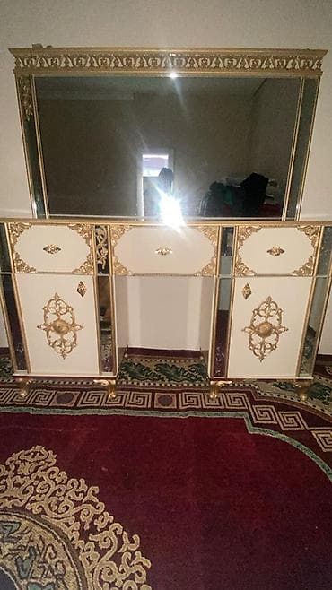 balkon şkafı: Klassik üslubda konsol güzgü dəsti - Zərif qızılı ornamentlərlə — 1