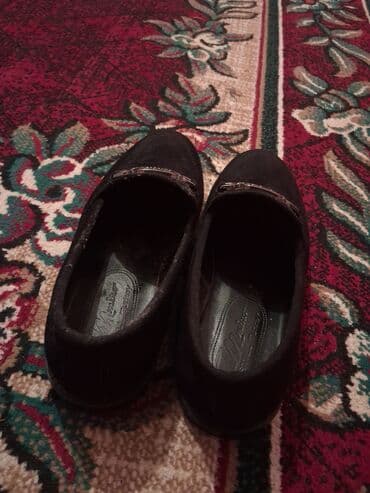 piton dərisindən ayaqqabılar: Klassik kişi loaferləri – qara rəngdə, zərif dizayn. Üst hissə süet — 4