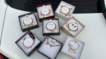 kişilər üçün trusu dəsti: GUESS brendinə aid zərgərlik aksesuarları dəsti kolleksiyası. - — 2