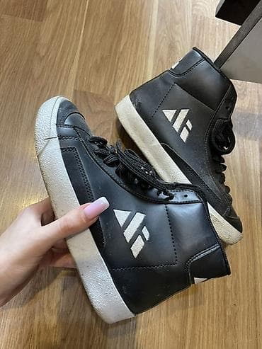 Qara rəngdə yüksək boğazlı idman ayaqqabısı - Deffekti yoxdur, 36-37