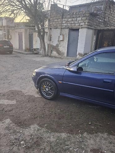 opel cd 30: Opel sedan, 5 oturacaqlı salon. Mexaniki sürət qutusu (5 pillə). Qarşı — 10